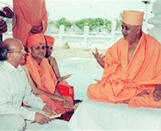 Kamal Seetha, (Founder Rudraksha Ratna) with Pramukh Swamiji Maharaj.