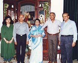 Sakhashree Neetaji with Lata Mangeshkar.