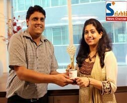 Sakhashree Neetaji being awarded by Srishti News.