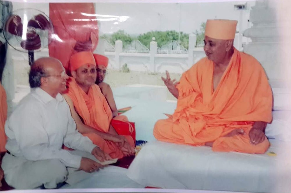 Kamal Seetha, (Founder Rudraksha Ratna) with Pramukh Swamiji Maharaj.